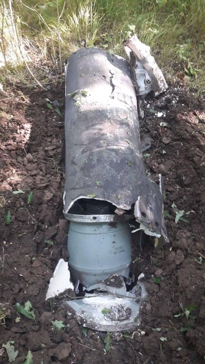 В полиции показали обломки российской ракеты, которую сбили над Харьковом ночью.