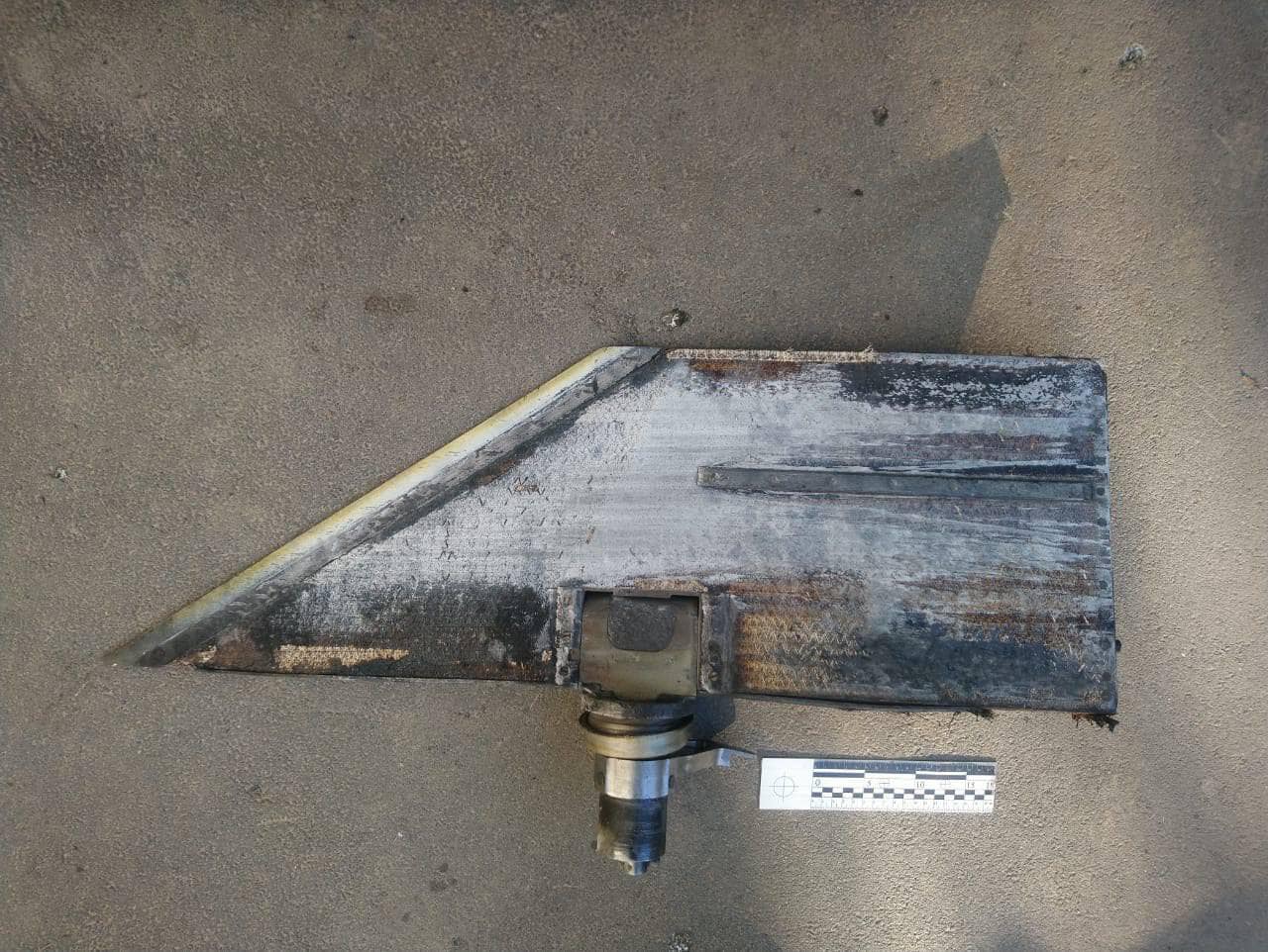 В полиции показали обломки российской ракеты, которую сбили над Харьковом ночью.