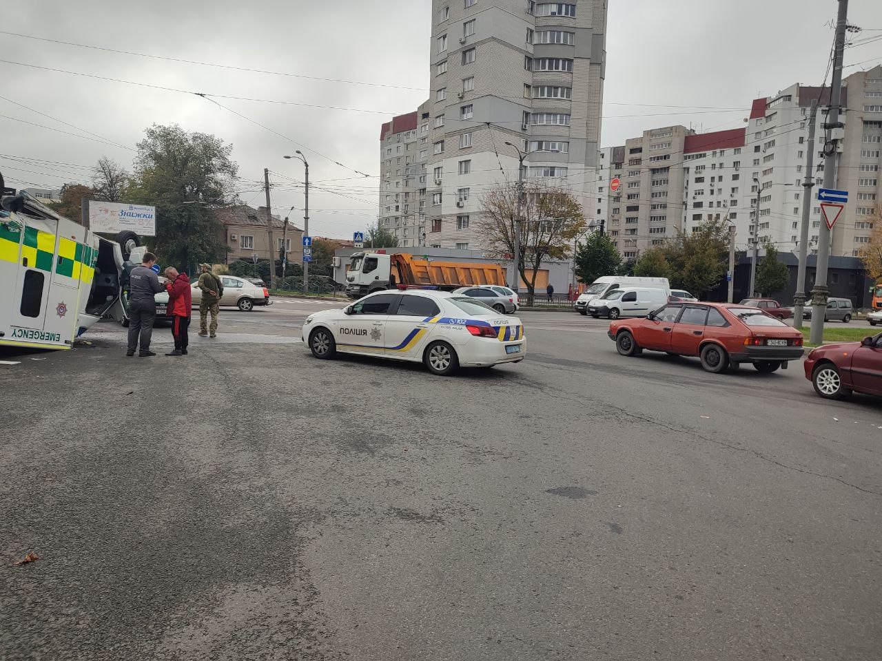 У Харкові автомобіль швидкої зіткнувся з Jeep Compas та перекинувся.