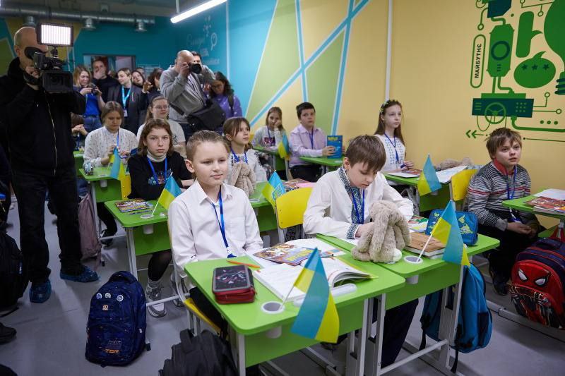 У Харкові укриття переобладнали під школу.