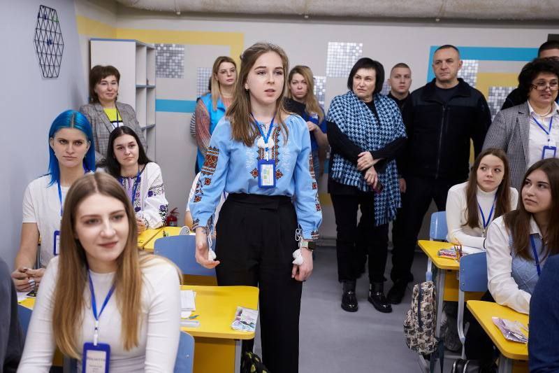 У Харкові укриття переобладнали під школу.