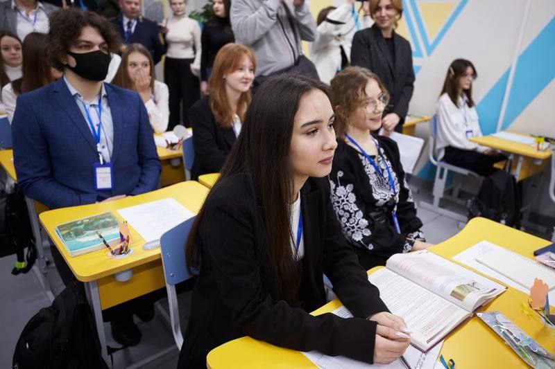 У Харкові укриття переобладнали під школу.