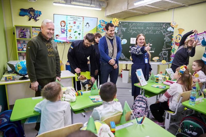 У Харкові укриття переобладнали під школу.