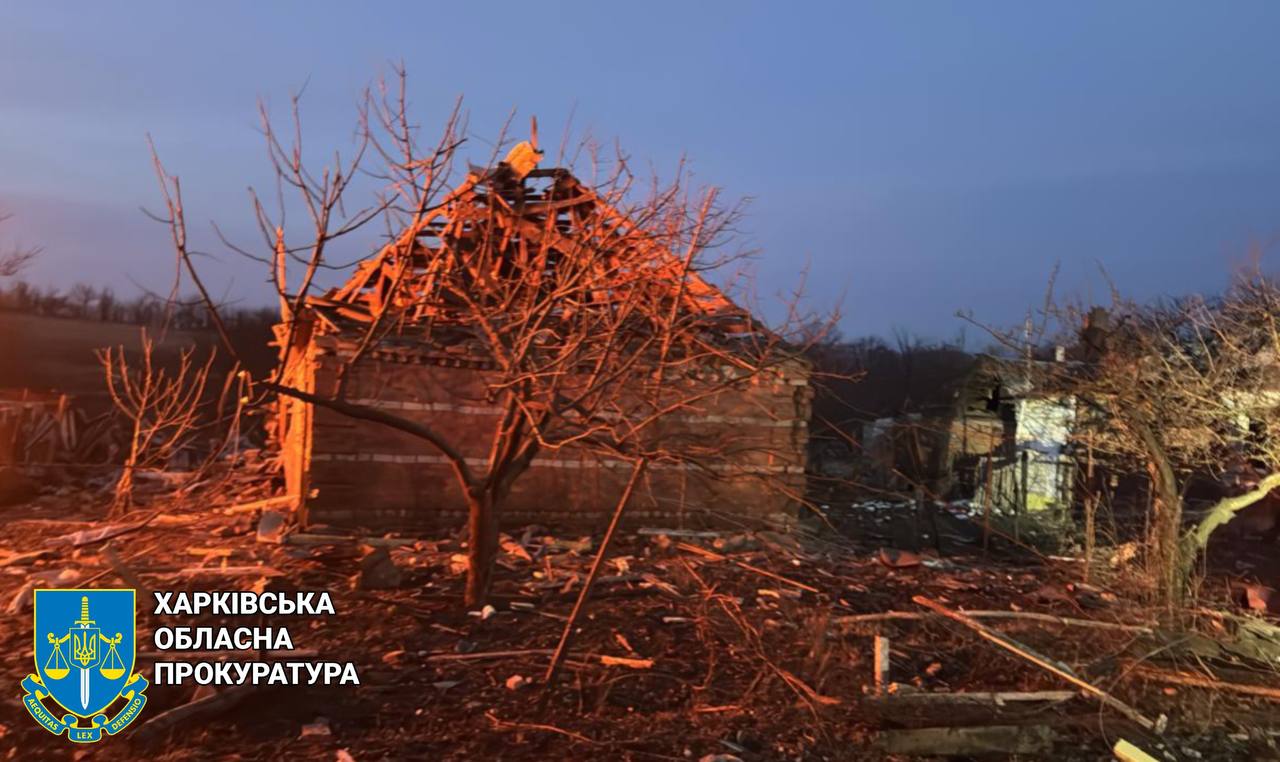 РФ нанесла авиационный удар по селу под Харьковом, есть погибшие и раненые.