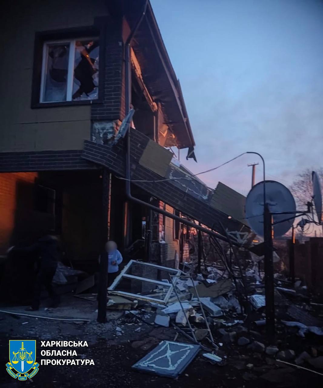 РФ нанесла авиационный удар по селу под Харьковом, есть погибшие и раненые.