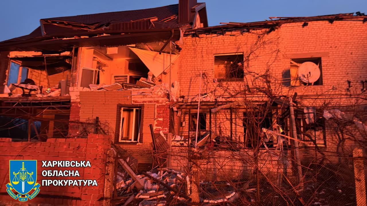 РФ нанесла авиационный удар по селу под Харьковом, есть погибшие и раненые.