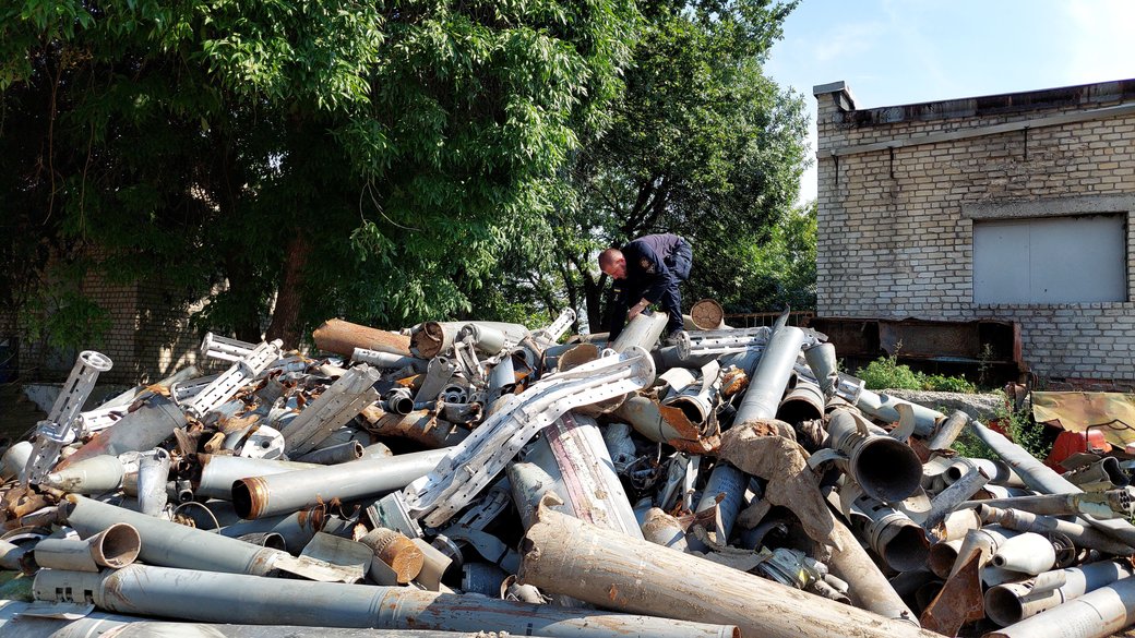 «Смерчи», «Тюльпаны», «Пионы»: спасатели показали склад отработанных российских снарядов в Харькове.