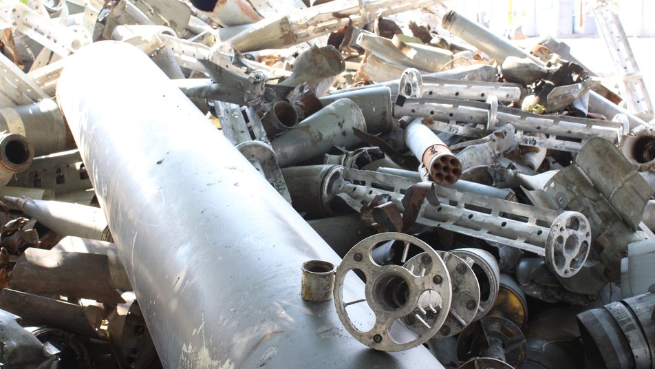 «Смерчи», «Тюльпаны», «Пионы»: спасатели показали склад отработанных российских снарядов в Харькове.