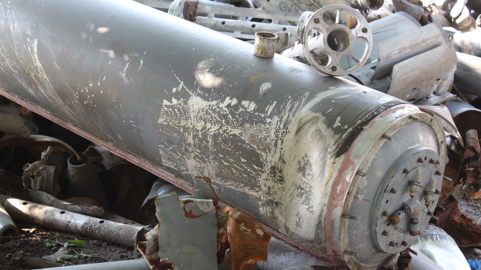 «Смерчи», «Тюльпаны», «Пионы»: спасатели показали склад отработанных российских снарядов в Харькове.