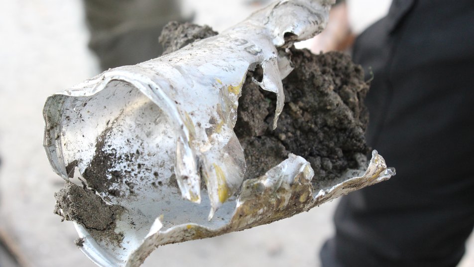 «Смерчи», «Тюльпаны», «Пионы»: спасатели показали склад отработанных российских снарядов в Харькове.