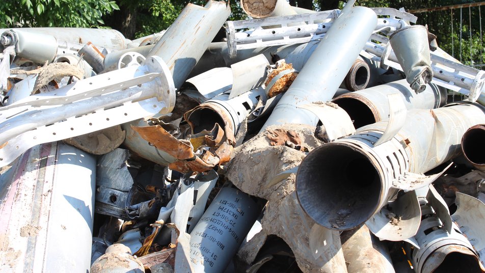 «Смерчи», «Тюльпаны», «Пионы»: спасатели показали склад отработанных российских снарядов в Харькове.