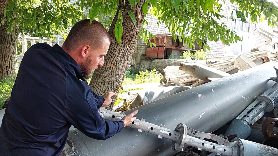 «Смерчи», «Тюльпаны», «Пионы»: спасатели показали склад отработанных российских снарядов в Харькове.