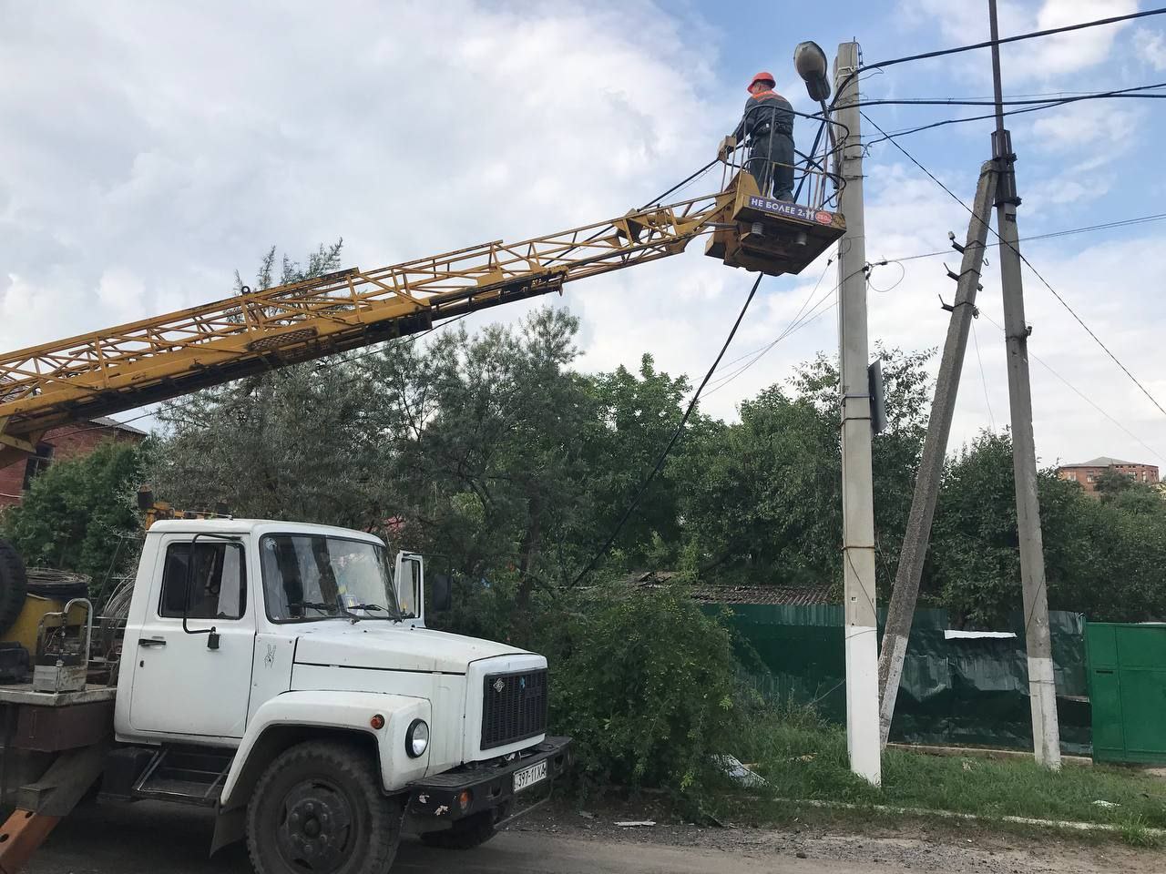 В Новобаварском районе восстановили электроснабжение после обстрела.