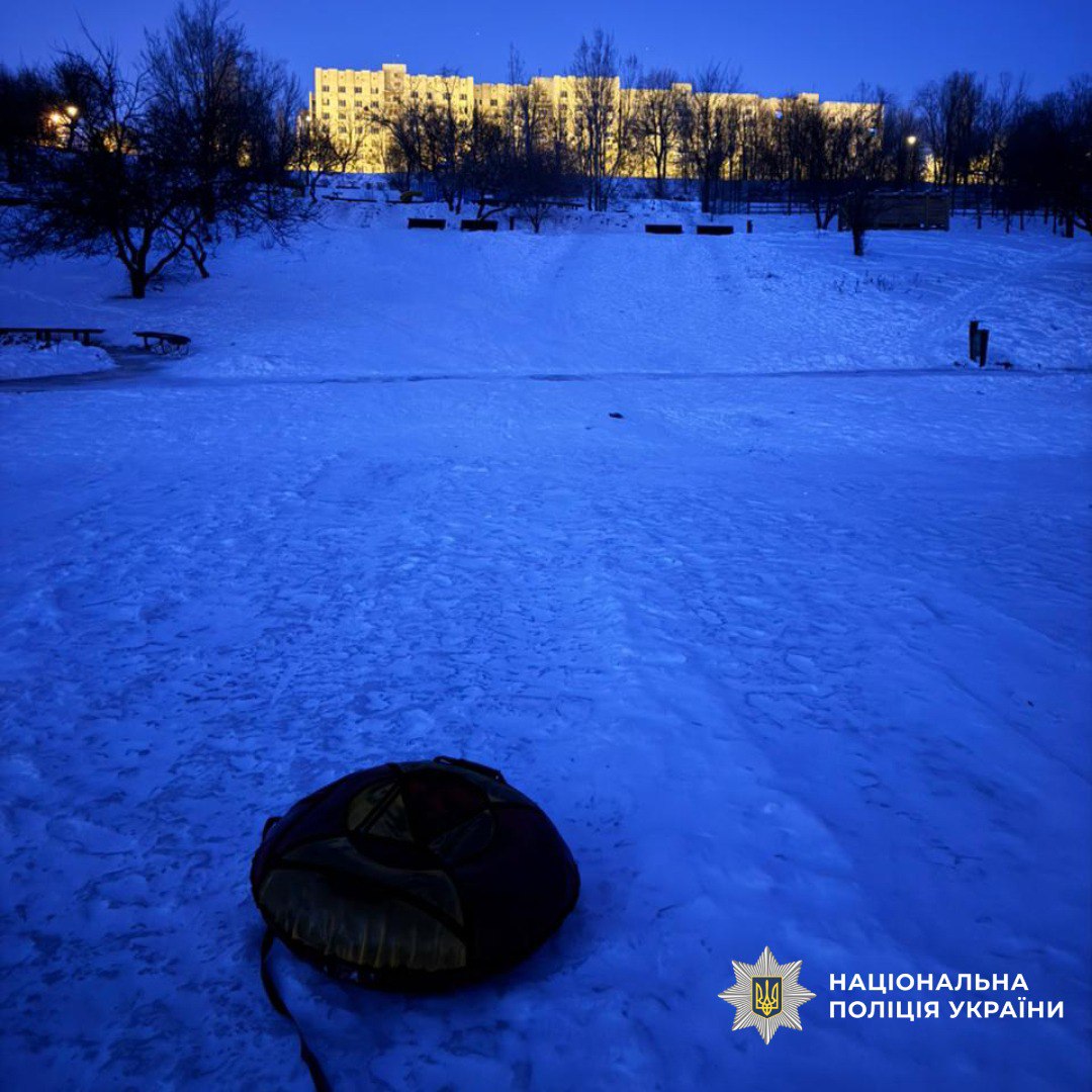 У Харкові поряд із тюбінгом виявили тіло пенсіонерки.