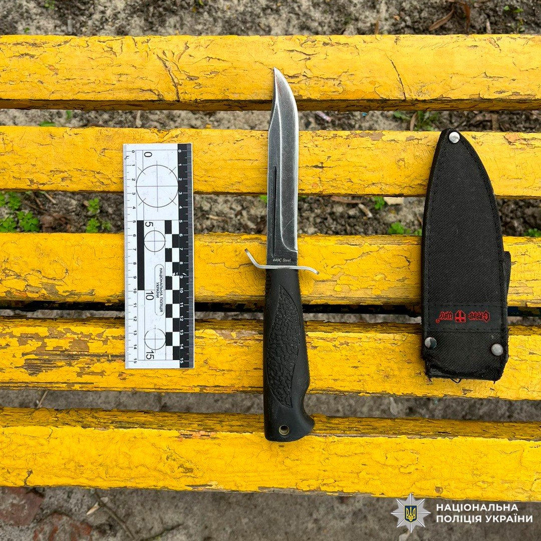 Бросил гранату, выстрелил из пневмата и ударил ножом: в Харькове мужчина напал на сотрудника ТЦК.