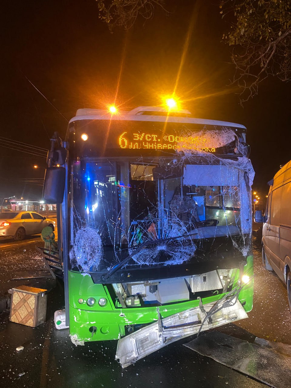 У Харкові тролейбус в'їхав у зупинку: водієві стало погано.