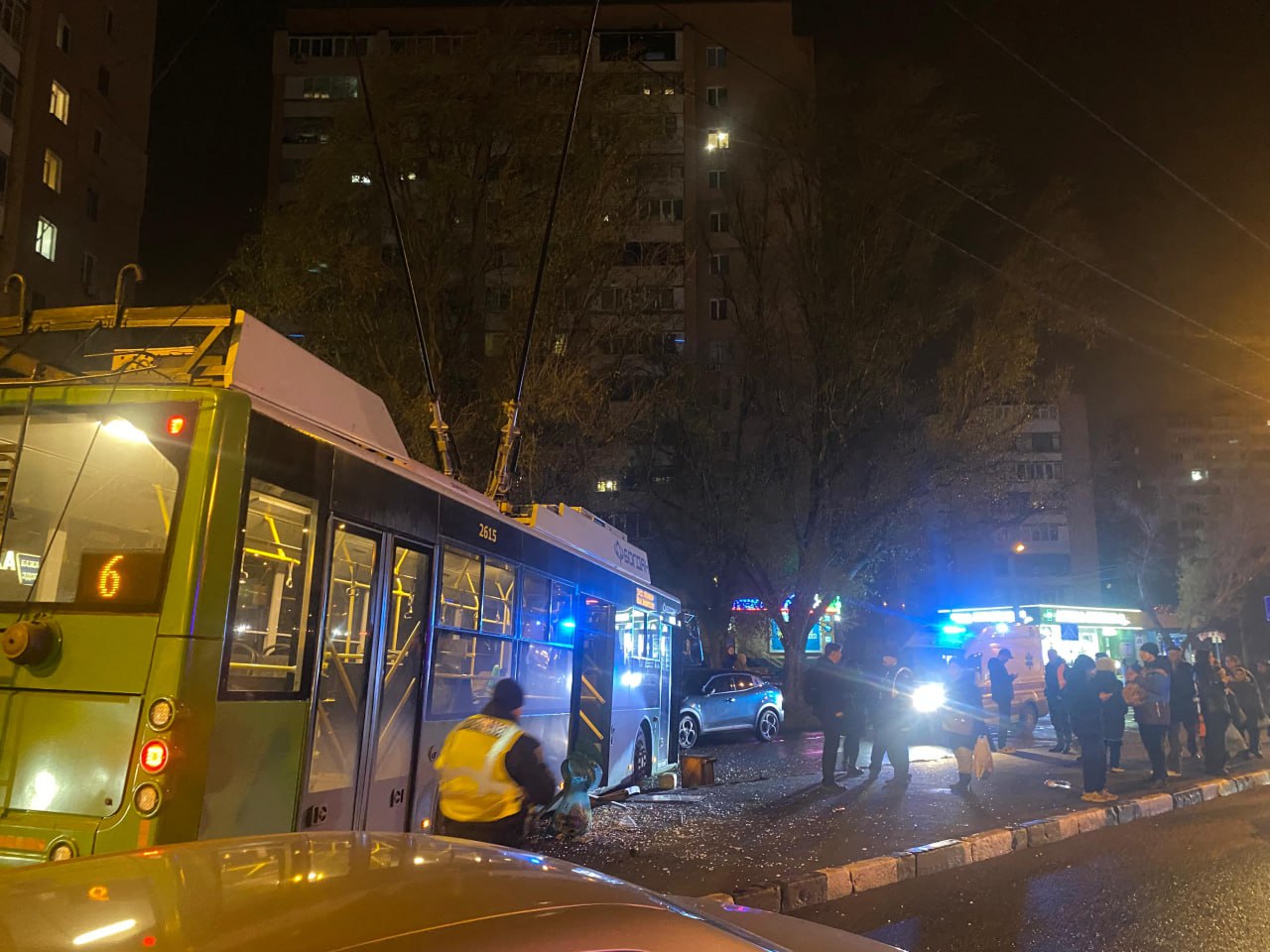 У Харкові тролейбус в'їхав у зупинку: водієві стало погано.