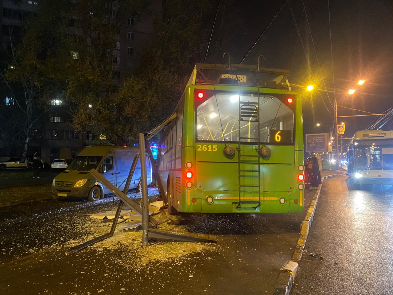 У Харкові тролейбус в'їхав у зупинку: водієві стало погано.