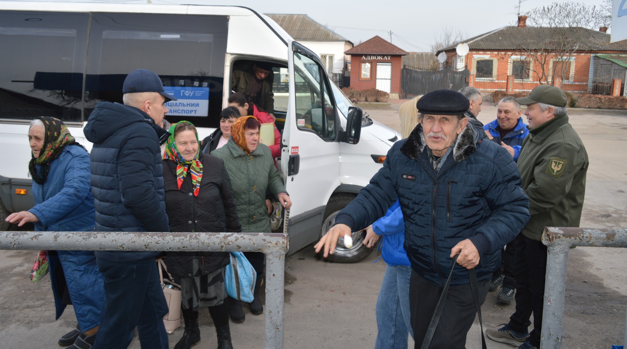 В Золочевском районе стал курсировать социальный автобус.