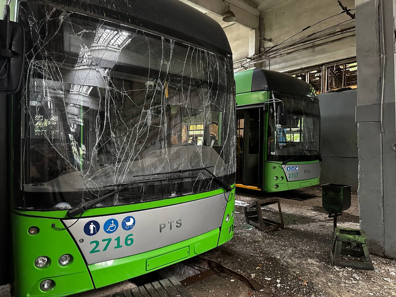 Ночной налет беспилотников: в Харькове горело троллейбусное депо.