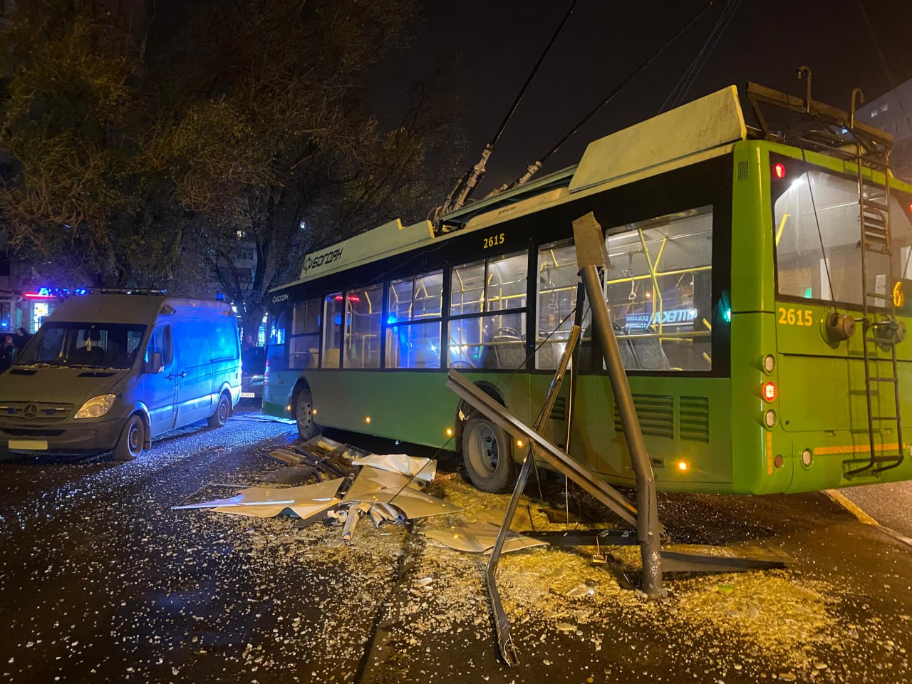 У Харкові тролейбус в'їхав у зупинку: водієві стало погано.