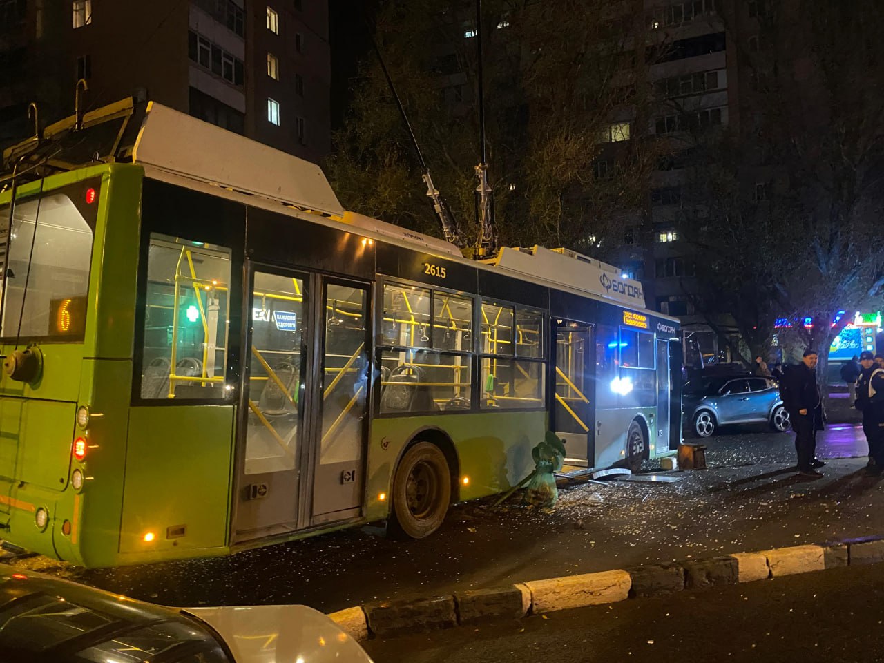 У Харкові тролейбус в'їхав у зупинку: водієві стало погано.