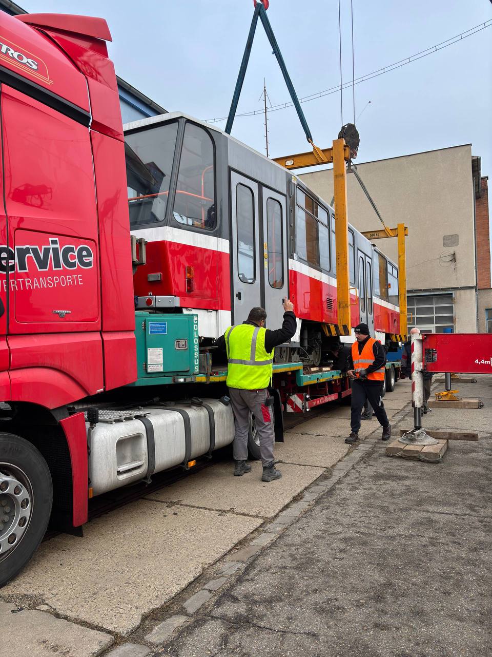 Харків отримав нову партію багатосекційних трамваїв.