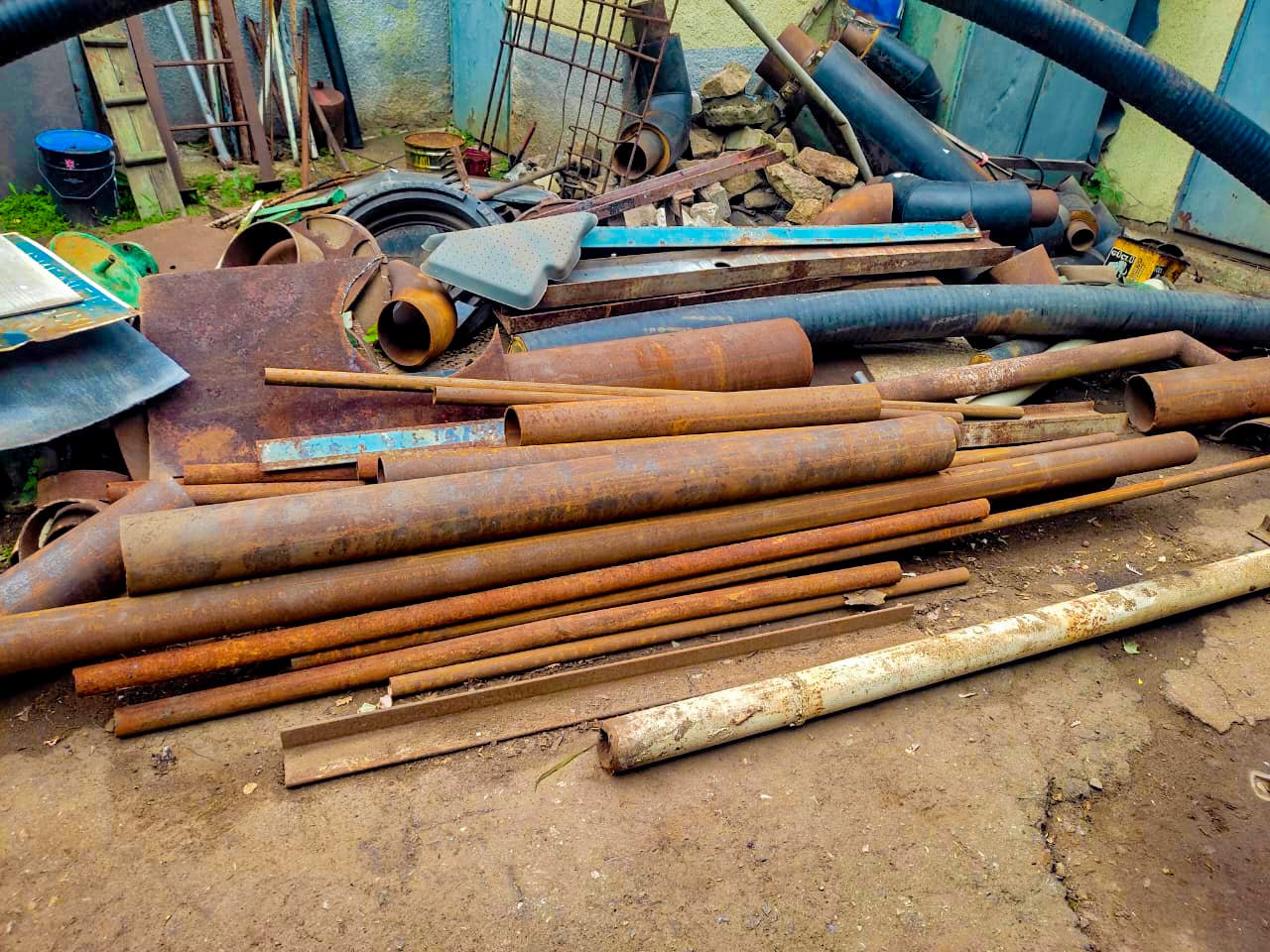 Харьковчанин украл около полтонны металлических труб.