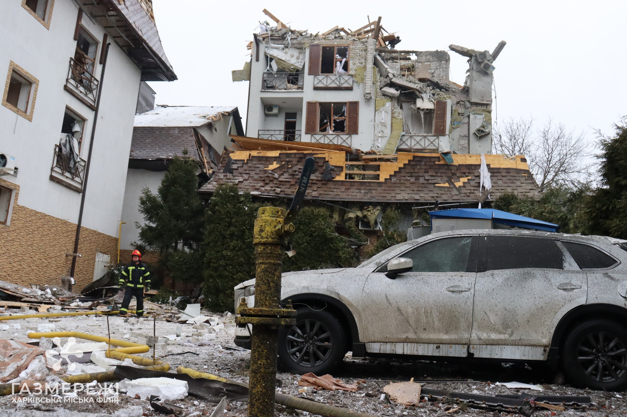 Комунальники другий день усувають наслідки ракетного удару по Харкову.
