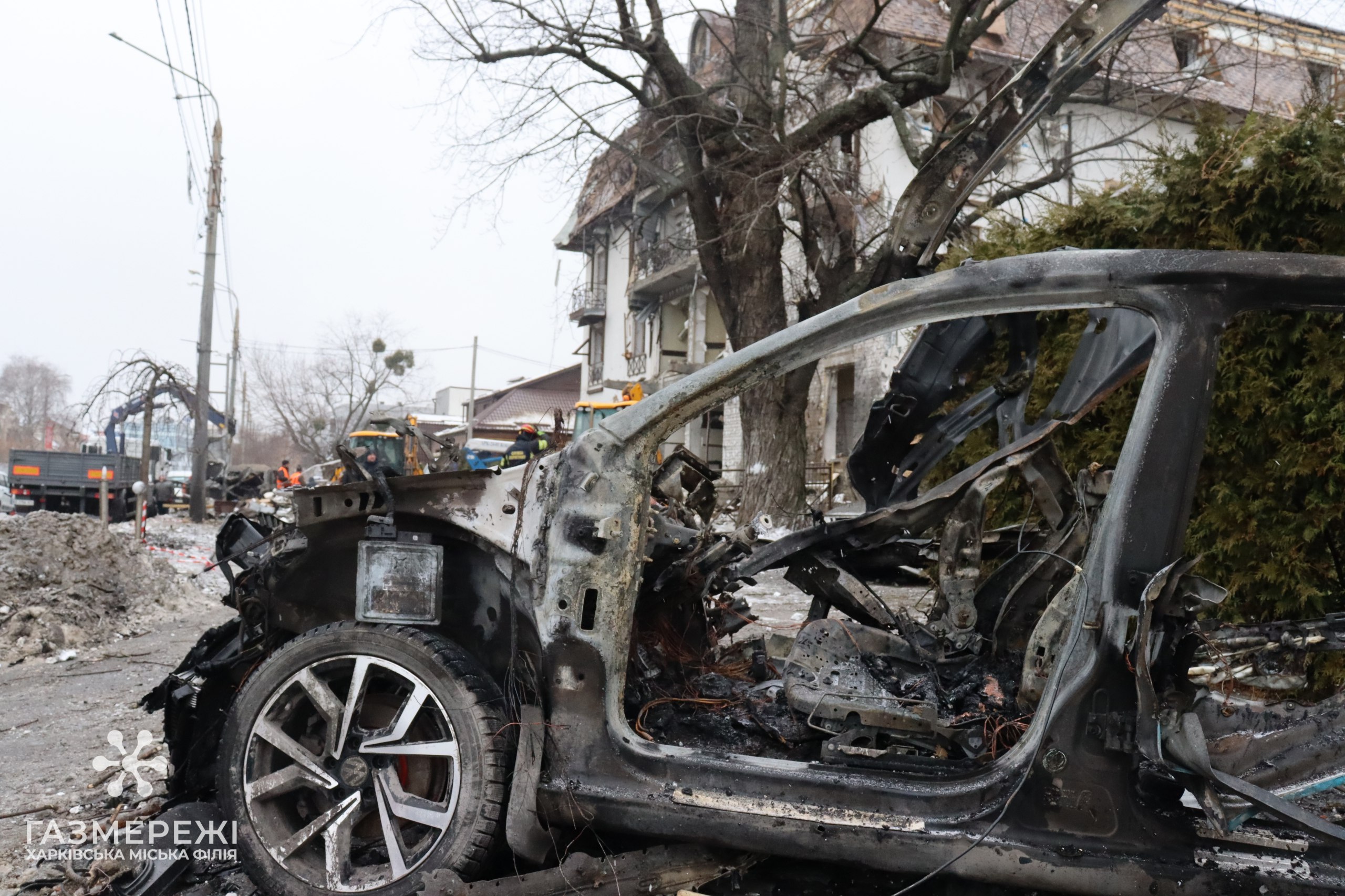Комунальники другий день усувають наслідки ракетного удару по Харкову.