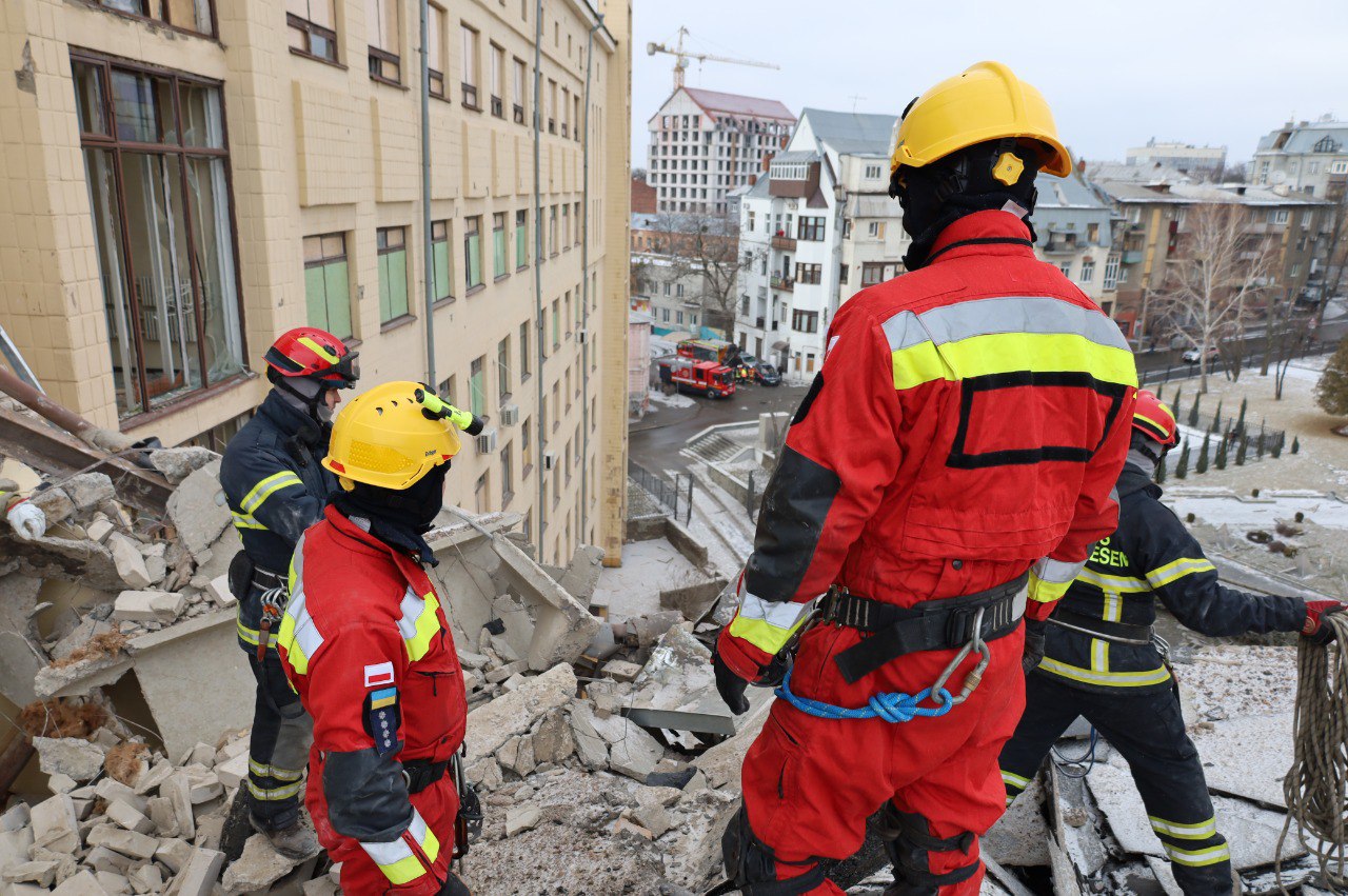Що відомо про обстріл вузу та житлового будинку у Харкові 5 лютого.