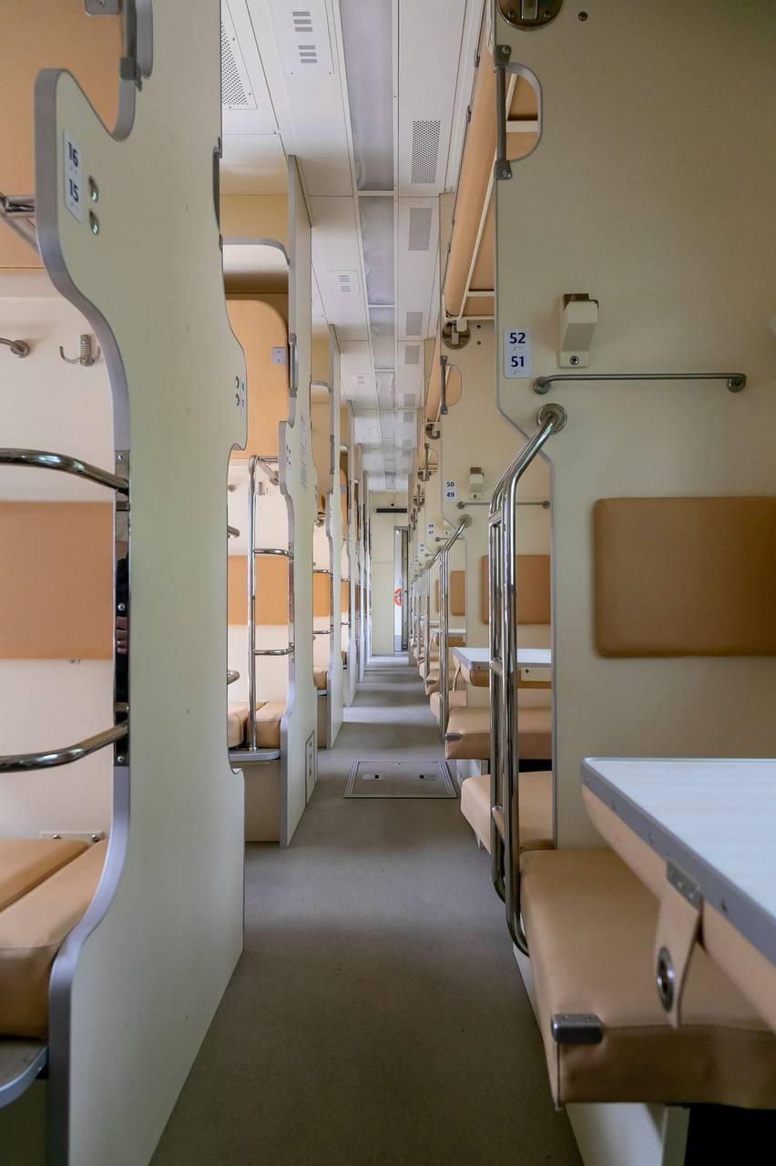 Зі столиками на верхніх полицях: поїзд Львів &ndash; Харків оснастили новими плацкартними вагонами.