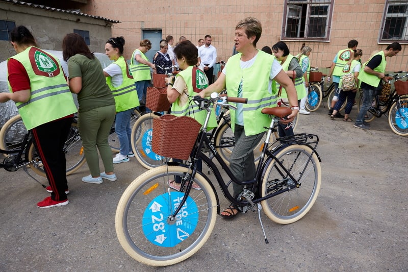 Харьковских дворников усадили на велосипеды.