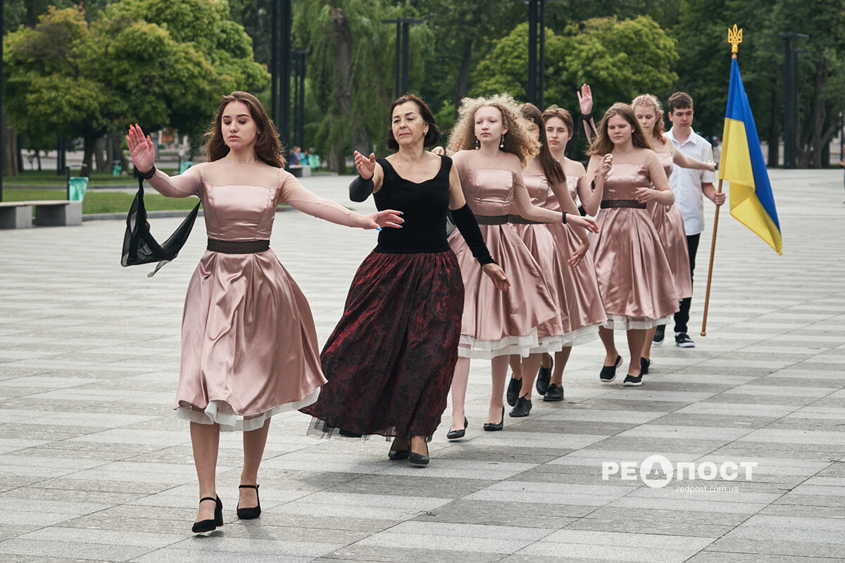 Выпусники харьковских школ станцевали вальс на площади Свободы.