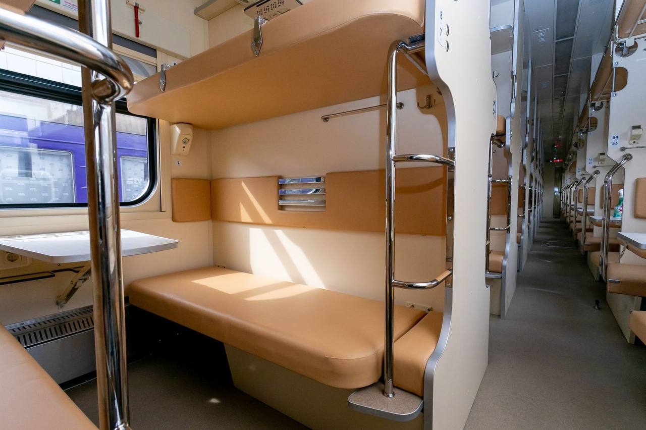 Зі столиками на верхніх полицях: поїзд Львів &ndash; Харків оснастили новими плацкартними вагонами.