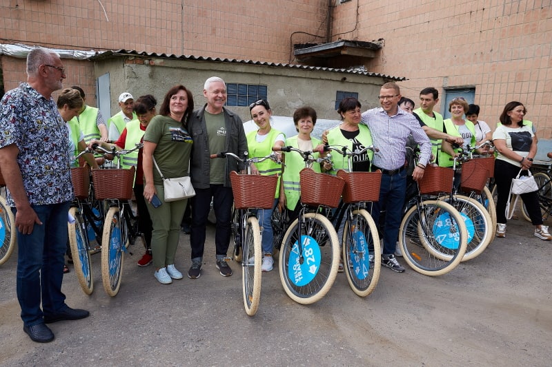 Харківських двірників посадили на велосипеди.