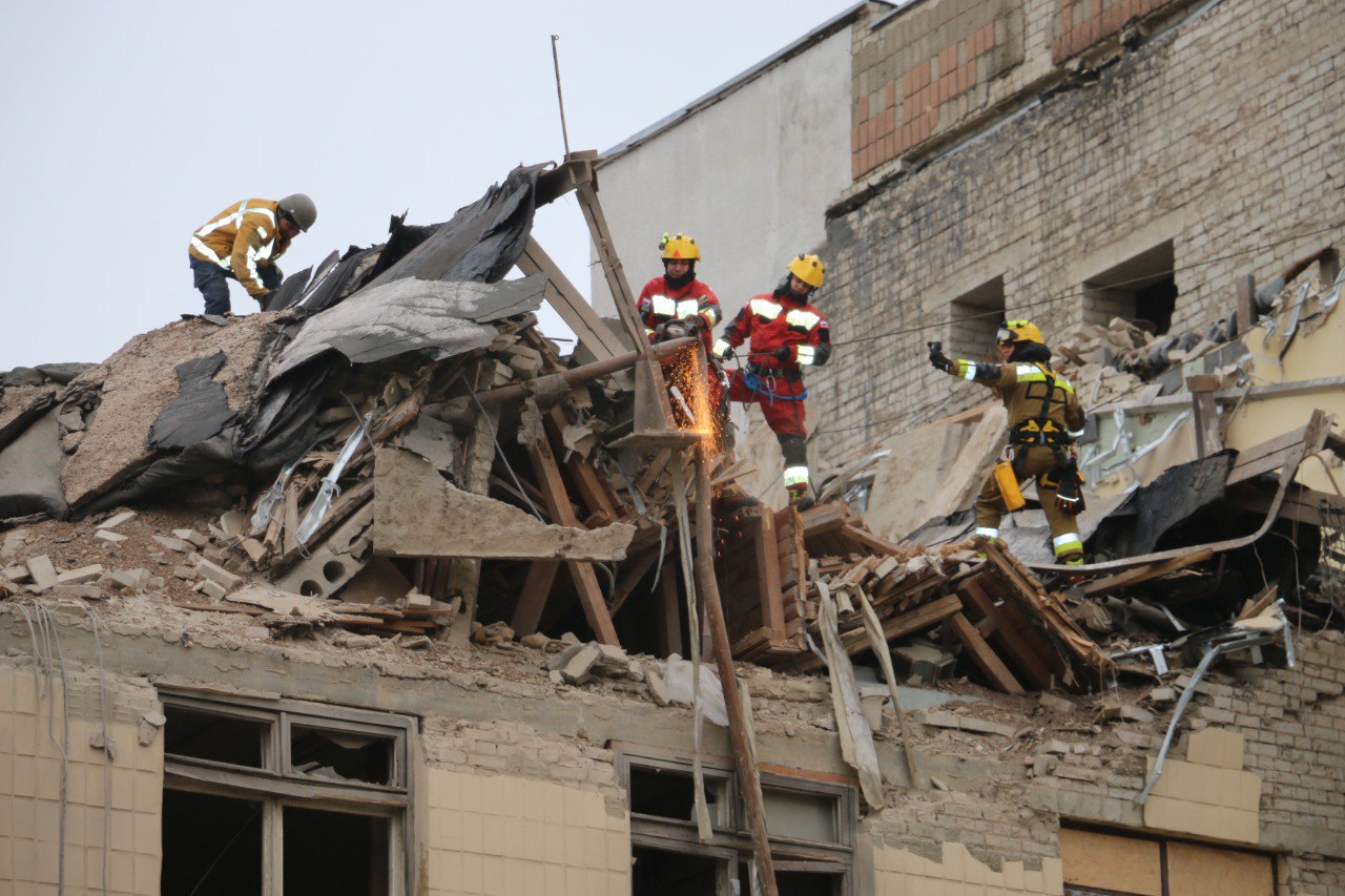 Що відомо про обстріл вузу та житлового будинку у Харкові 5 лютого.