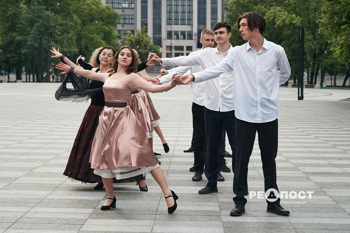 Выпусники харьковских школ станцевали вальс на площади Свободы.