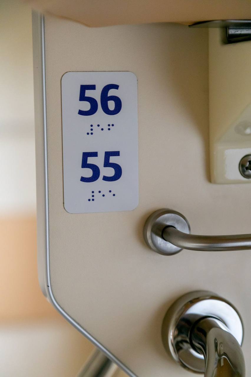 Зі столиками на верхніх полицях: поїзд Львів &ndash; Харків оснастили новими плацкартними вагонами.