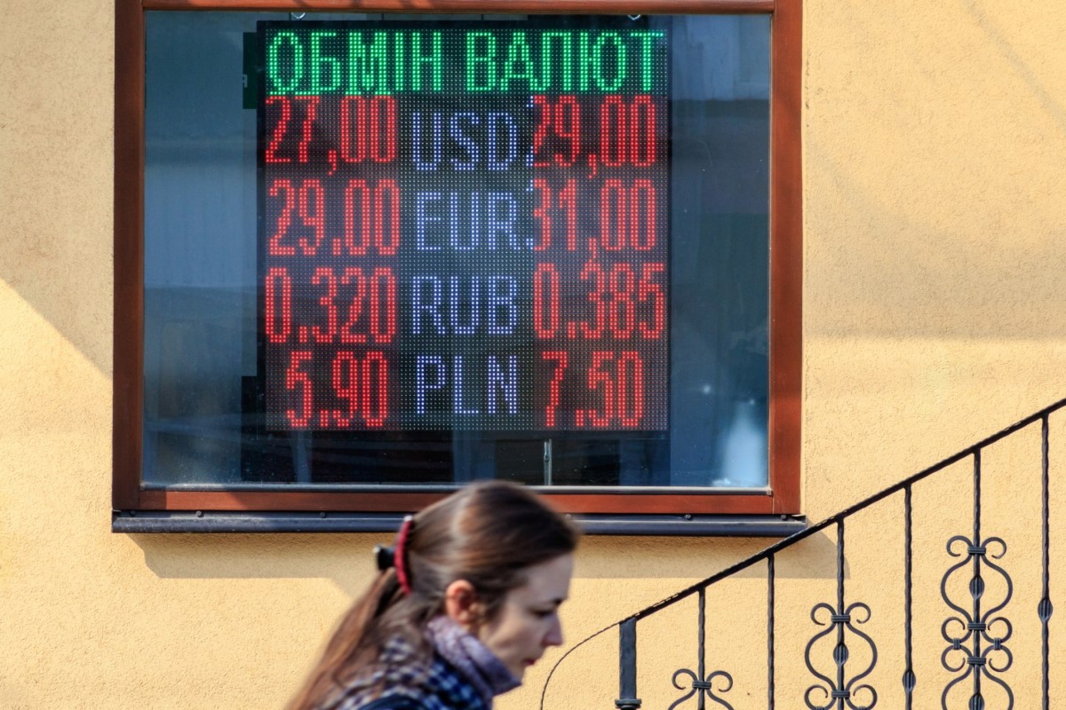 У березні 2022 року готівковий курс долара був на позначці 29 UAH/USD, надії на повернення колишнього курсу немає.