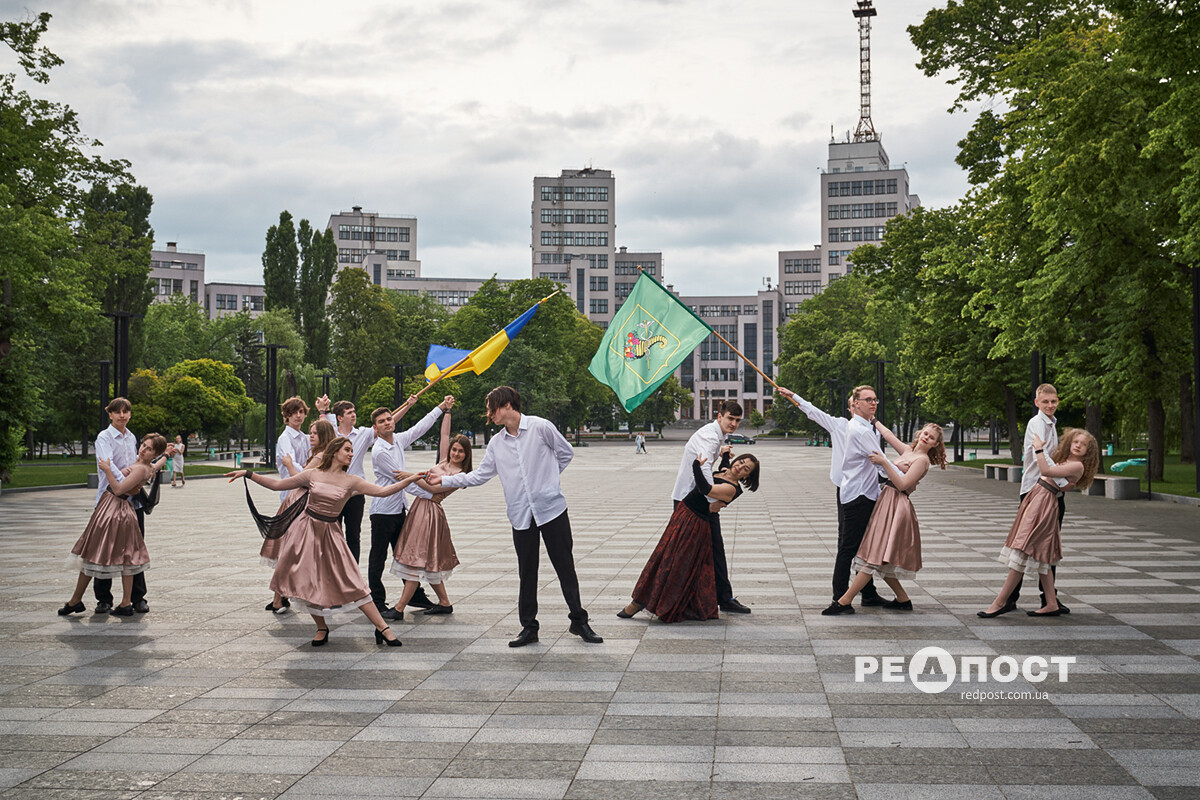 Выпусники харьковских школ станцевали вальс на площади Свободы.