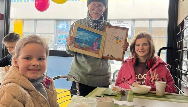 Волонтер із Японії у Харкові відкрив безкоштовне кафе.