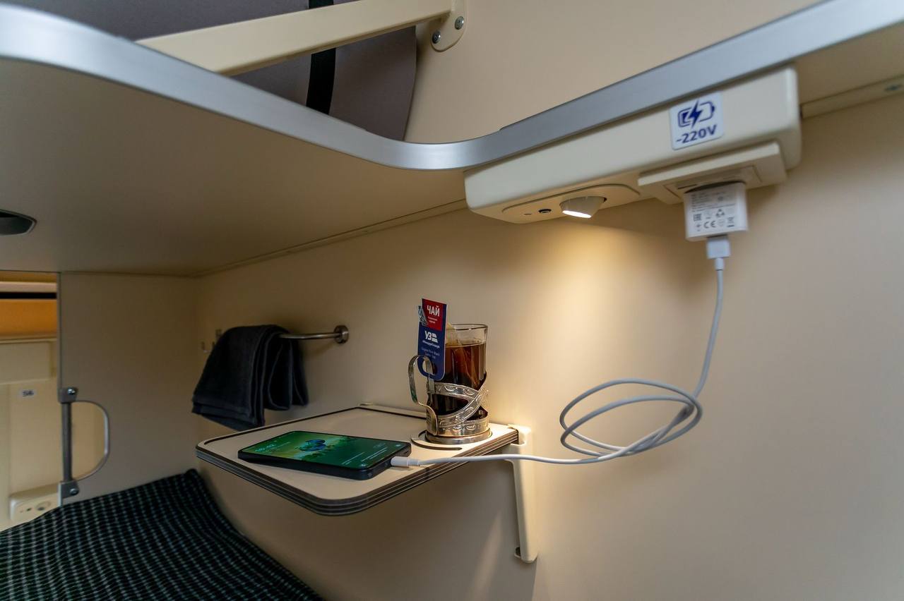 Зі столиками на верхніх полицях: поїзд Львів &ndash; Харків оснастили новими плацкартними вагонами.