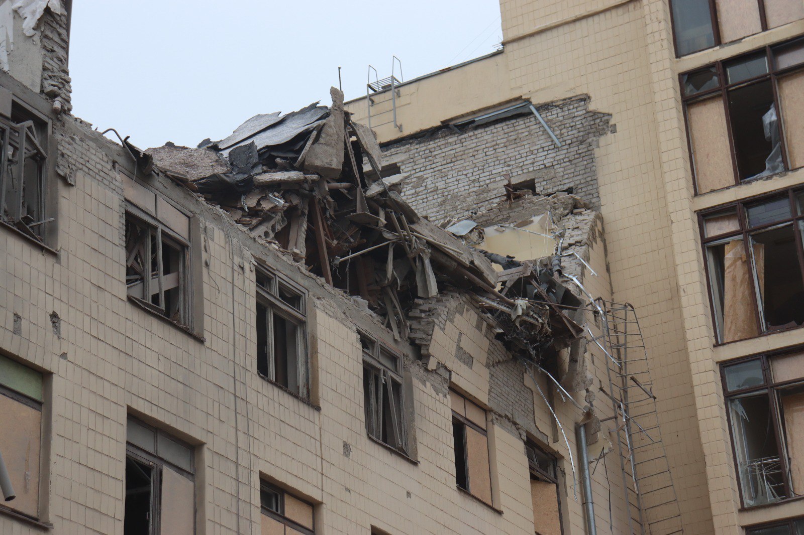 Що відомо про обстріл вузу та житлового будинку у Харкові 5 лютого.