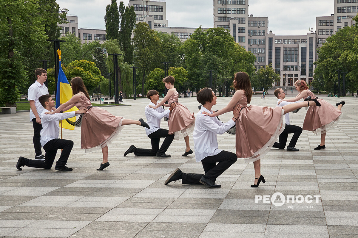 Выпусники харьковских школ станцевали вальс на площади Свободы.