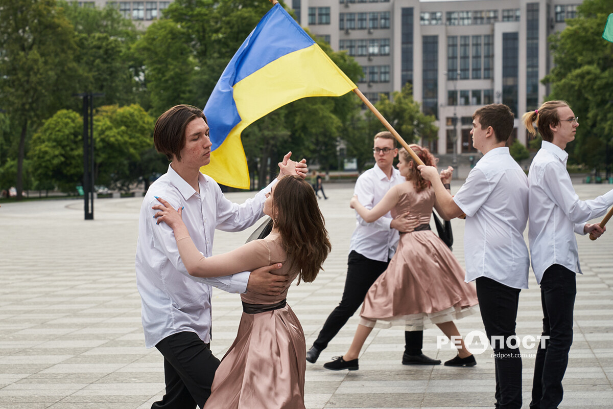Выпусники харьковских школ станцевали вальс на площади Свободы.