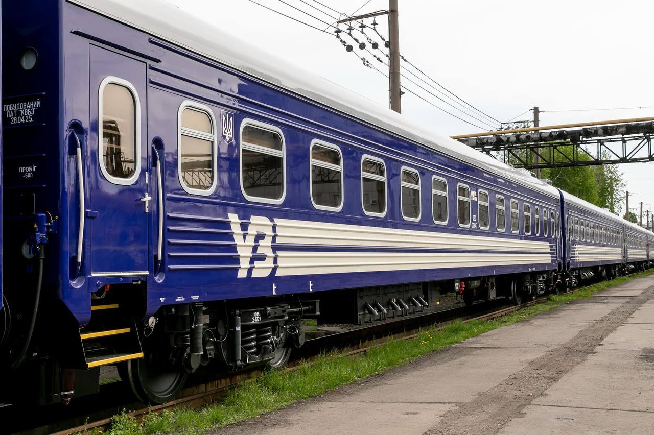 Зі столиками на верхніх полицях: поїзд Львів &ndash; Харків оснастили новими плацкартними вагонами.