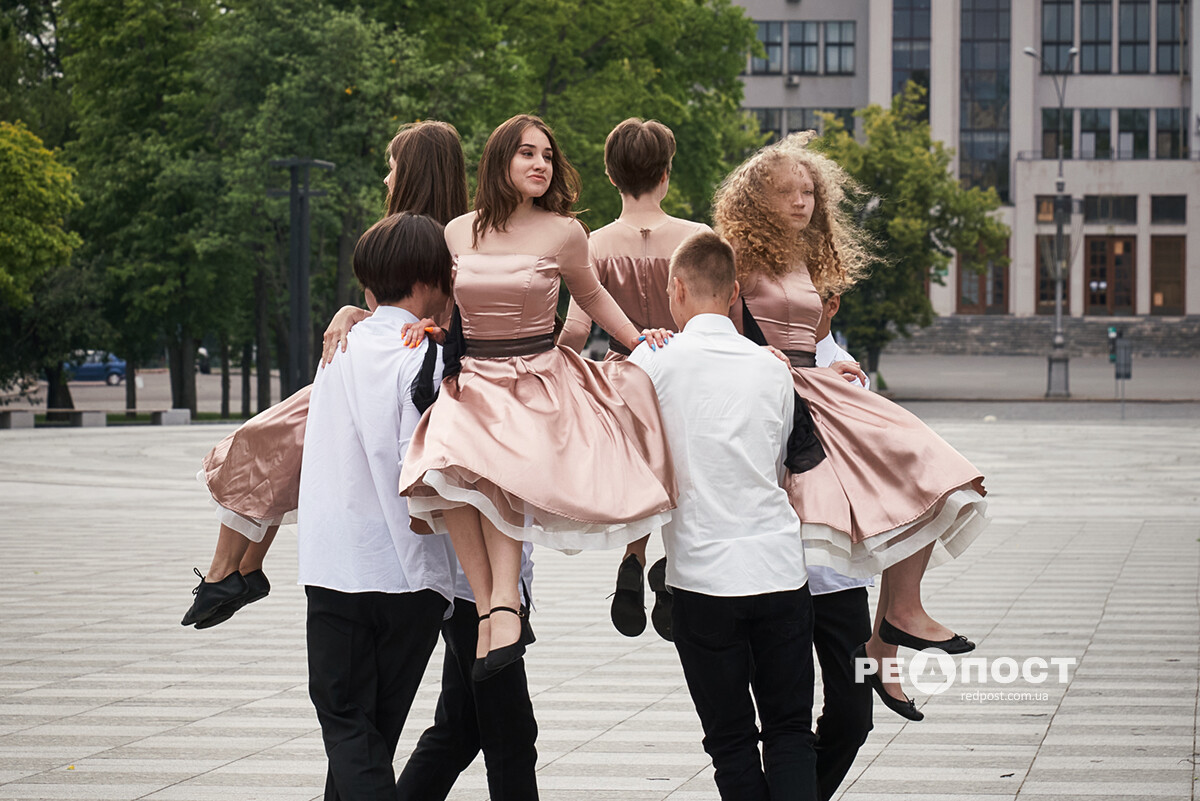 Выпусники харьковских школ станцевали вальс на площади Свободы.