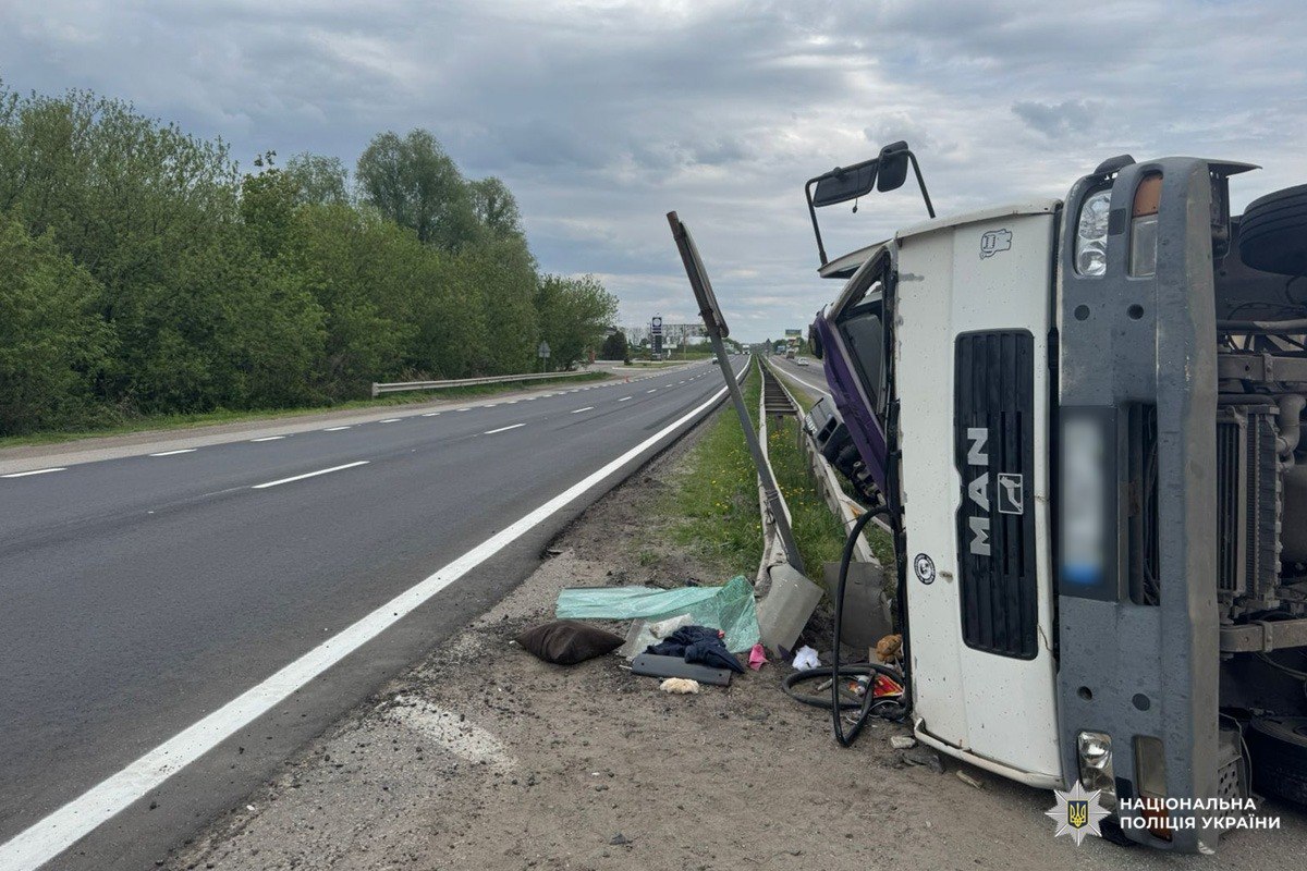 Под Харьковом перевернулся грузовик.