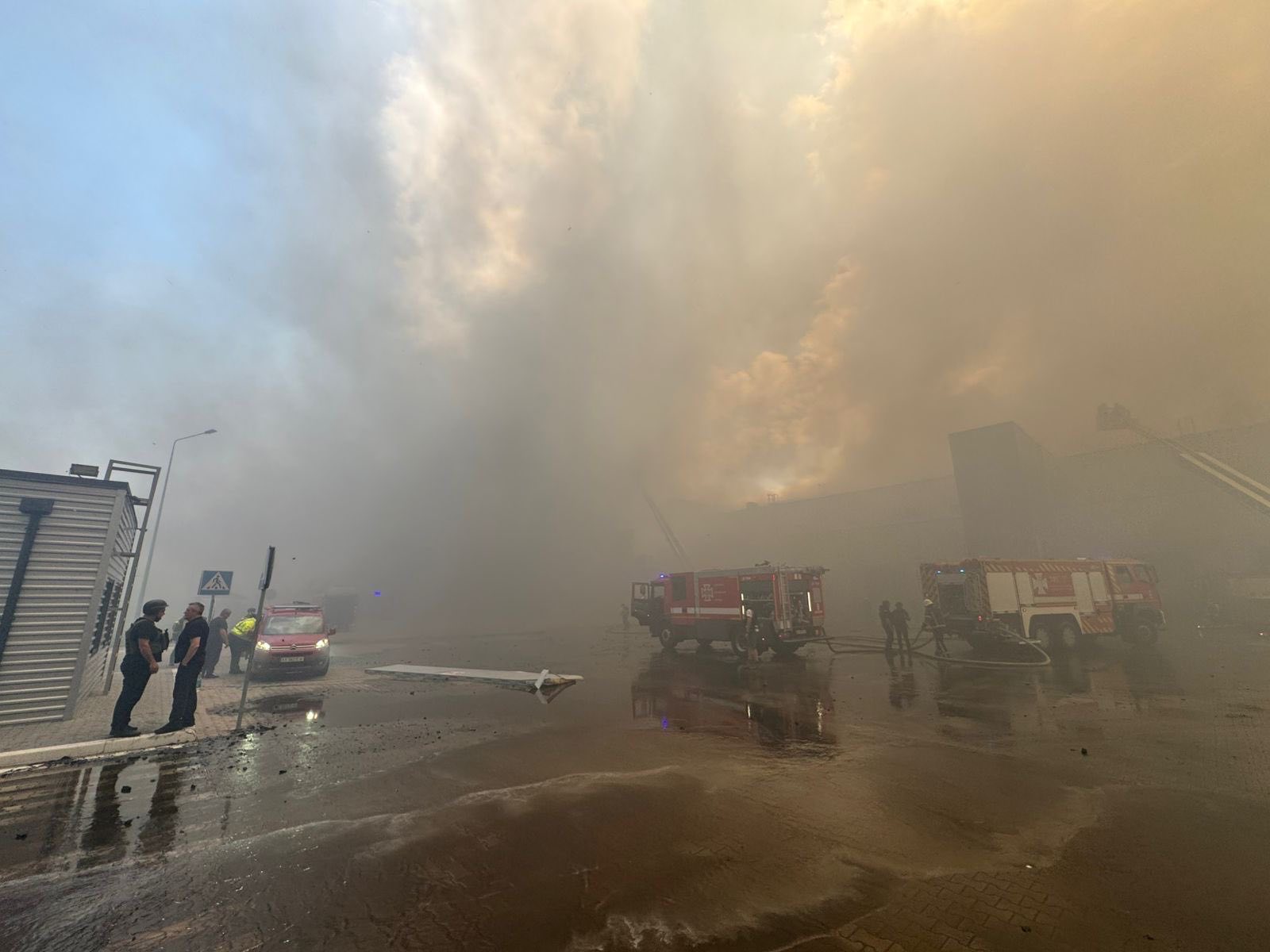 Окупанти вдарили по складах трьох корпорацій під Харковом: є загиблий та поранені.